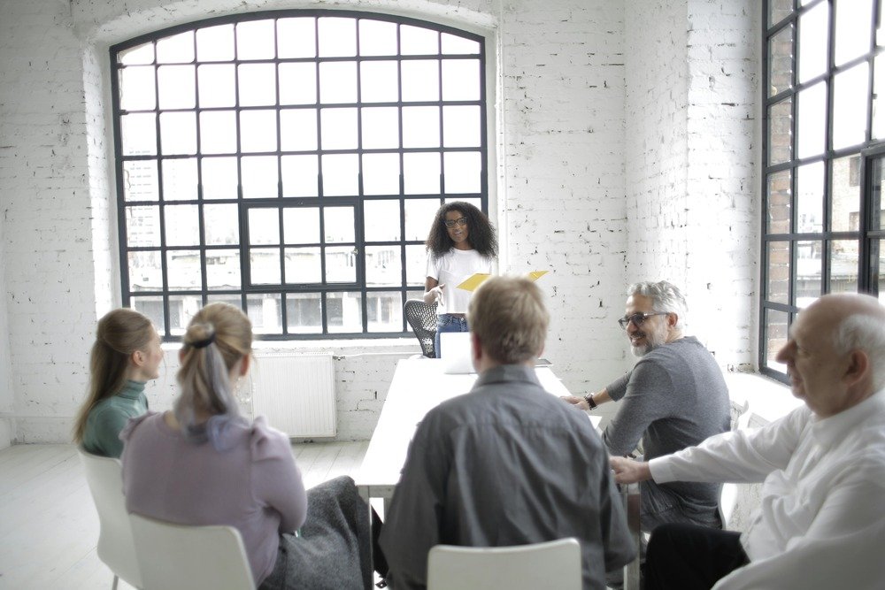 Woman presenting to team in a presentation